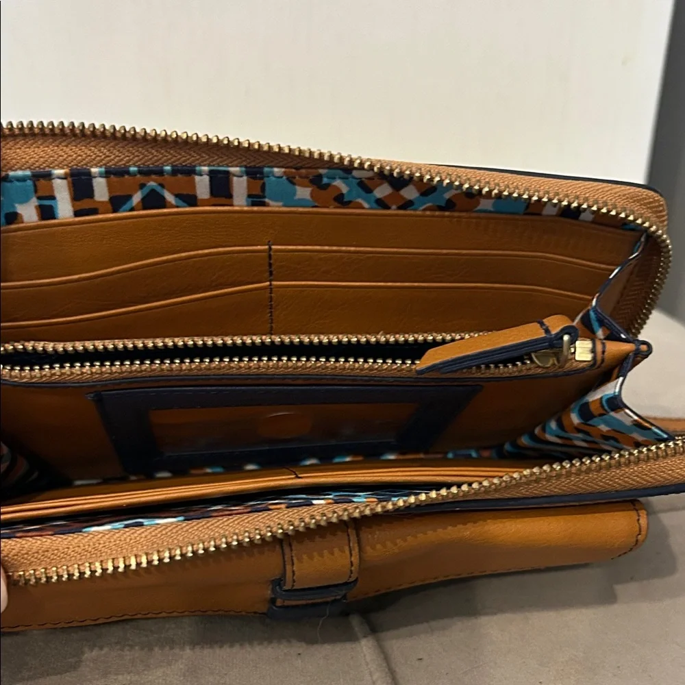 Vera Bradley Bozeman Wristlet in Brown Leather. - Picture 3 of 4